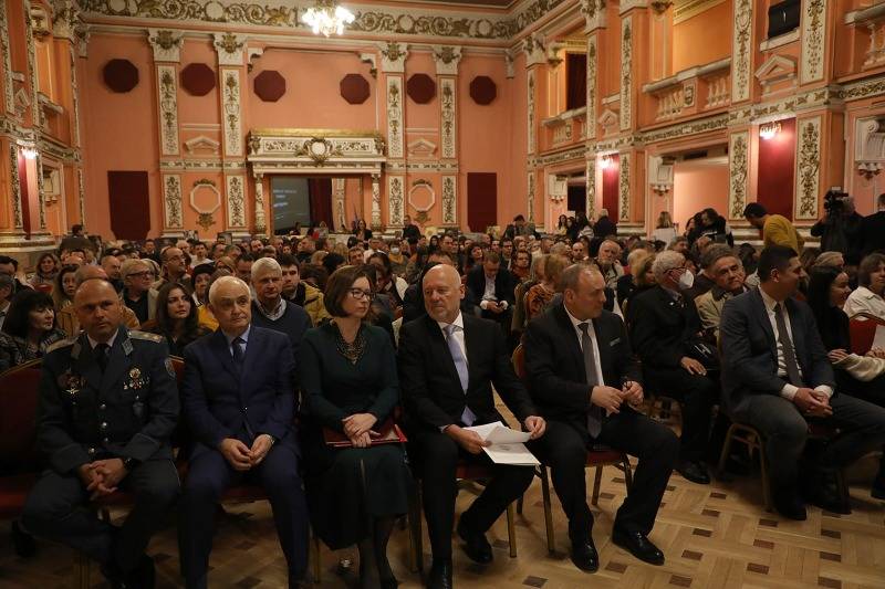  министърът на защитата преди премиерата на документалния филм 